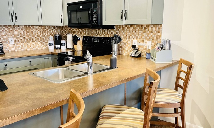 South Pandosy Condo | 5 ⭐️ - Unit 210 - Sol Terra Stays - 3bdrm 2 bath Condo That Feels Like Home
