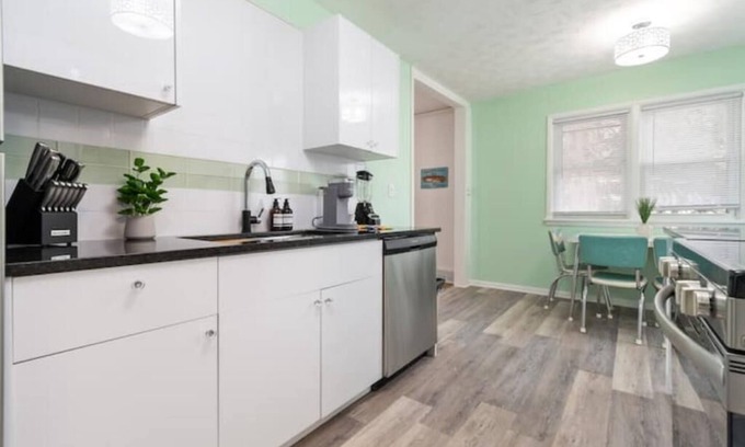 Omaha Apartment | 50's Unit-Colorful & Comfy Stay