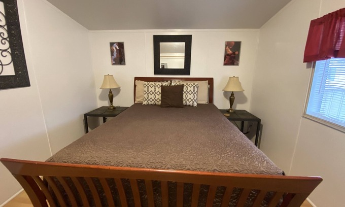 Page House | 50% to Book the Retreat Home- Clean 3BR - Sleeps 6- By TNT