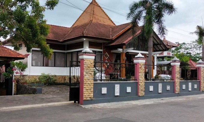 Banjarasri House | 500 m² House ∙ 3 bedrooms ∙ 8 guests