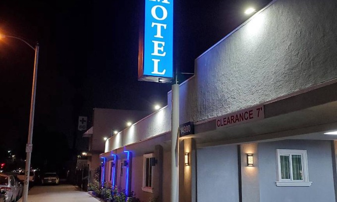 Compton Hotel | 500 m² Motel ∙ 3 guests