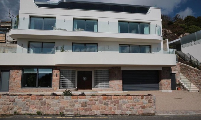 Gorey Villa | 500 m² Villa ∙ 2 bedrooms ∙ 4 guests
