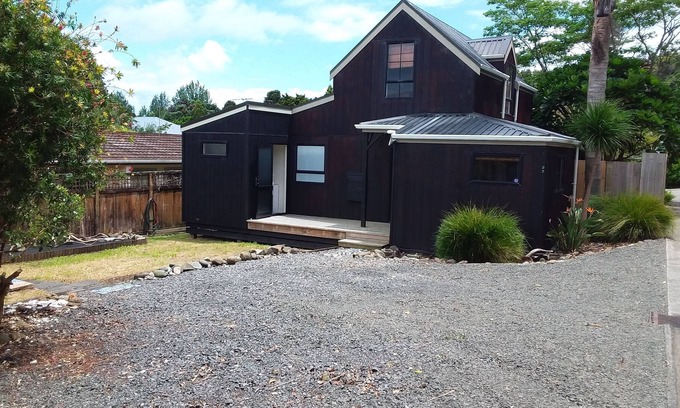 Coromandel House | 500m to Town/Deck/WiFi/Chromecast/BBQ/Dog Friendly