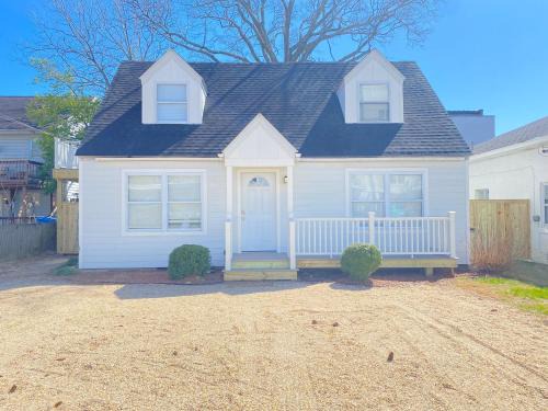 Northeast Virginia Beach House | 508 B The Upper Bungalow
