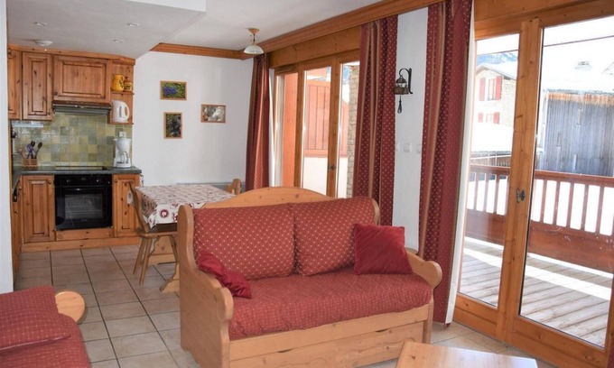 Pralognan-la-Vanoise Apartment | 50m from resort center, 1st floor, balcony, tv, ski locker, 50m², Pralognan-la-Vanoise
