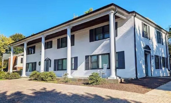 Seminary Hill House | 5300sqft Home 10 Mins to Washington DC Sleeps 20+