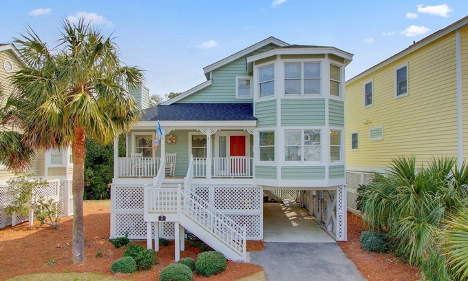 Pelican Bay House | 55 Pelican Bay by AvantStay | Easy Beach Access, Shared Pool, Lagoon Fishing