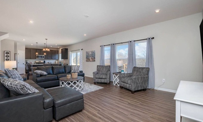 Morrow House | 5738 Azra Court · Cheerful 5 bedroom on azra with a pool and real