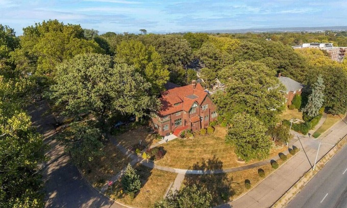 Bemis Park House | 599) Downtown | 5 bedrooms | Fenced Yard