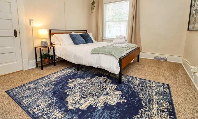 Near South House | 5bd 1b 10 guest Spacious bedrooms
