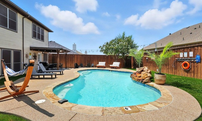 Burleson House | 5BD/3BA Pool Oasis – Come Rest, Relax & Recharge