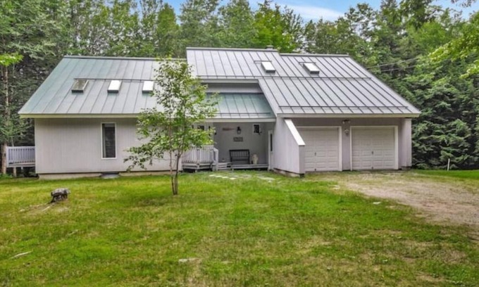 Belgrade House | 5BED HOUSE-HOT TUB, SAUNA, POOL TABLE, FIRE PIT, 3+ LG TV, PRIVATE LAKE FRONTAGE