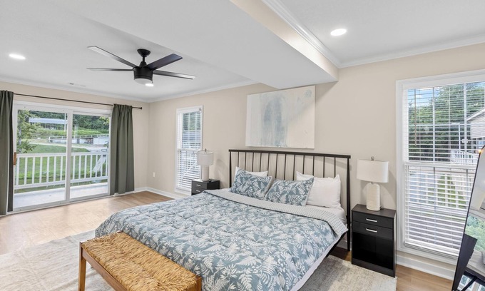 Edwards House | 5br, 3bath Lakefront Retreat w/dock and grill