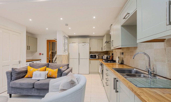 Arnos Grove House | 5BR house w parkng&garden, 5mins New Southgate Street