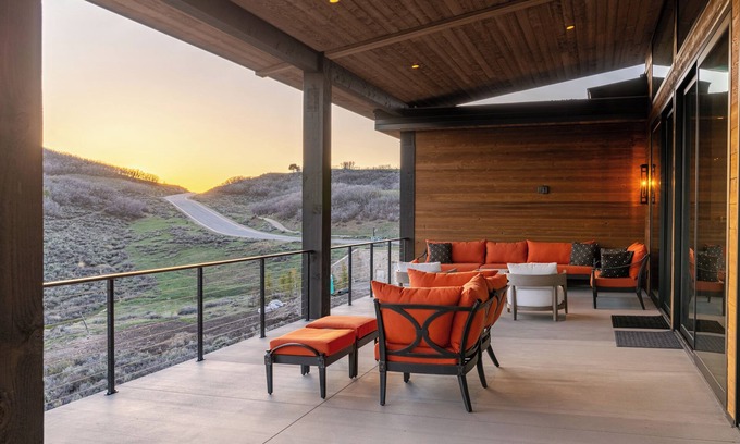 Tuhaye House | 5BR Luxury Lakeview Retreat: Hot Tub, Balcony, Pool Table, and More