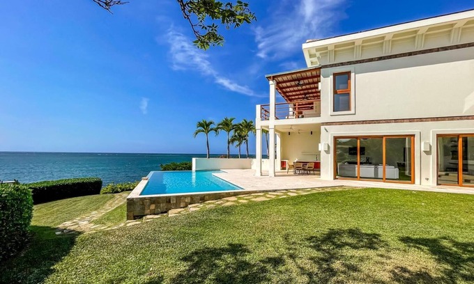 Pristine Bay Villa | 5BR Oceanfront Villa at Las Verandas (1)