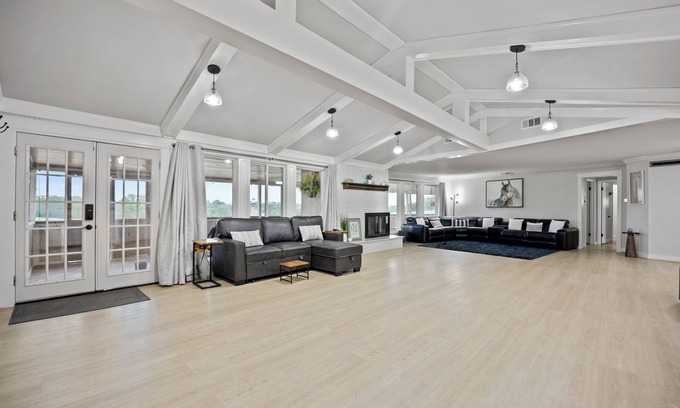 Liberty House | 5BR Private Retreat On Acreage + Near Liberty