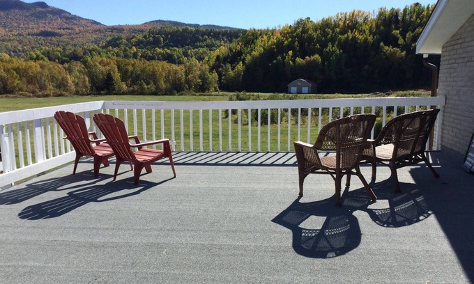L'Anse-Saint-Jean House | 5km Mont Edouard and 2km Zec. Direct access to the regional snowmobile trail.