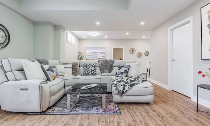 Cooksville Apartment | 5min China Town, 15min YYZ Airport, 20min CN Tower, 60min Niagara Falls
