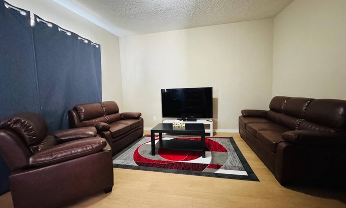 Forest Lawn House | 5min from Downtown/2 bedroom mainfloor