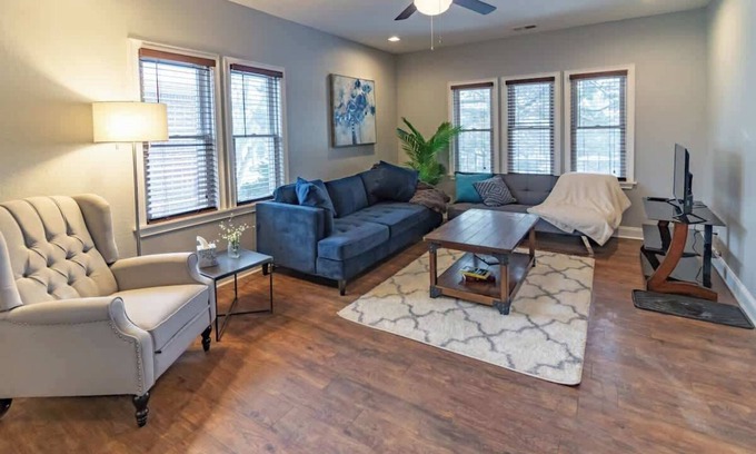 Rockford Apartment | 5min to DT | Pets | Free Parking | Smart TV | Desk