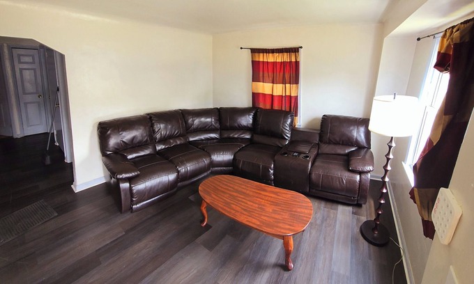 Detroit House | 5mins Drive to Detroit Zoo 3 bedrooms 2 full bath