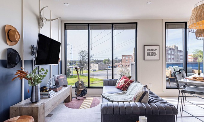Five Points House | 5mins to Downtown | 2BDR Suite w/Large Balcony!