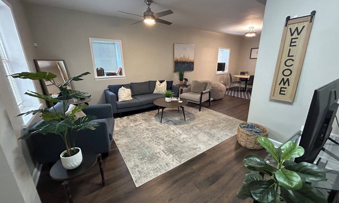 Pendleton Heights House | 5mins to Downtown Spacious Pet Friendly W&Dn