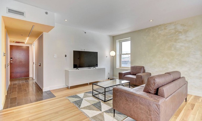 Chinatown Apartment | 5mn place des arts, spacious top floor apartment with parking space