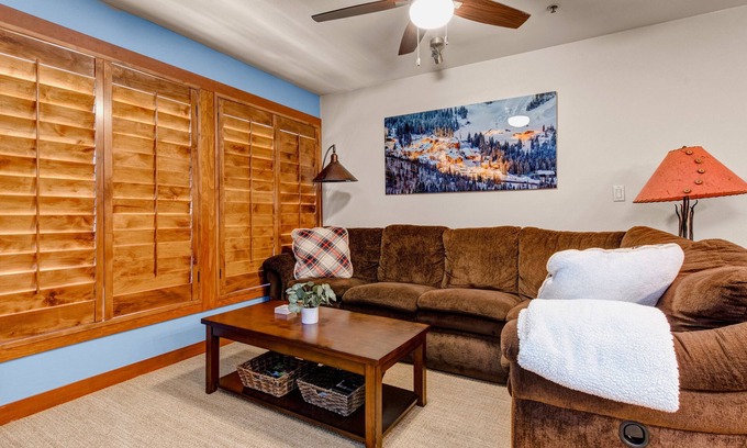 Salt Lake Mountain Resorts Condo | 5th-floor condo with balcony, W/D, heated pool, hot tub, lockers, game room, gym
