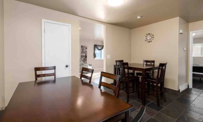 Millcreek Apartment | 5★TOP CHOICE★4BR House | Fast WiFi | Free Parking