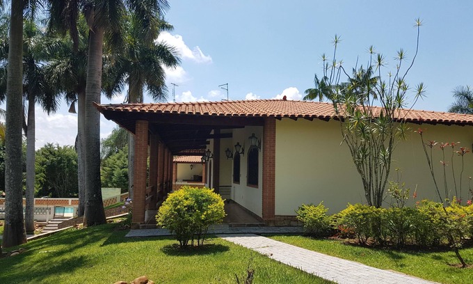 Valinhos House | 6. 000 meters in the Country Club neighborhood of Valinhos, paved and monitored street.