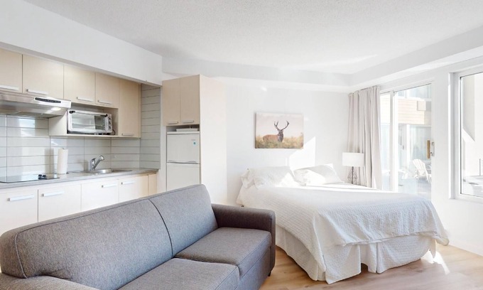 Beaupre Condo | 6-211 : Superior Studio - sleeps 4.