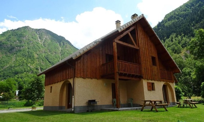La Chapelle-en-Valgodemard Ski Chalet | 6/8-room apartment in a chalet in the heart of the ecrins
