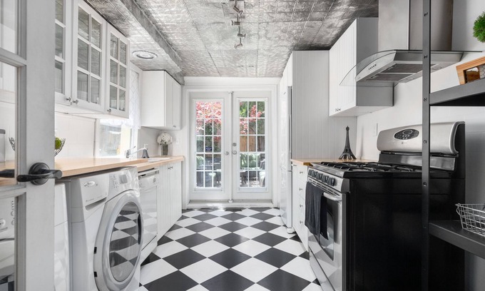 Cabbagetown House | 6 Bdrm + 5 Bthrm Heritage Home - Ideal for Students and Young Professionals