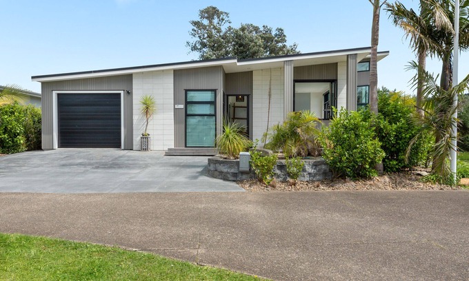 Waihi Beach House | 6 Bdrm Luxury Beach Getaway