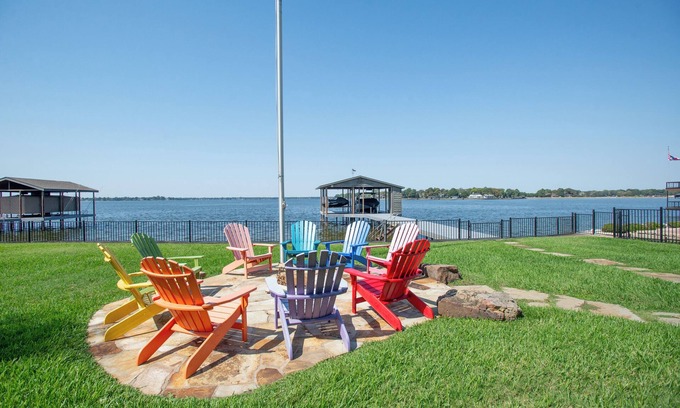 Cedar Creek Reservoir House | 6 Bed 6 Bathroom!Stunning Oasis on the shores of Cedar Creek Lake
