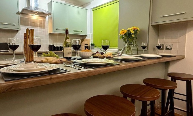 Sheffield House | 6 Bedroom Chalet with Secure Parking