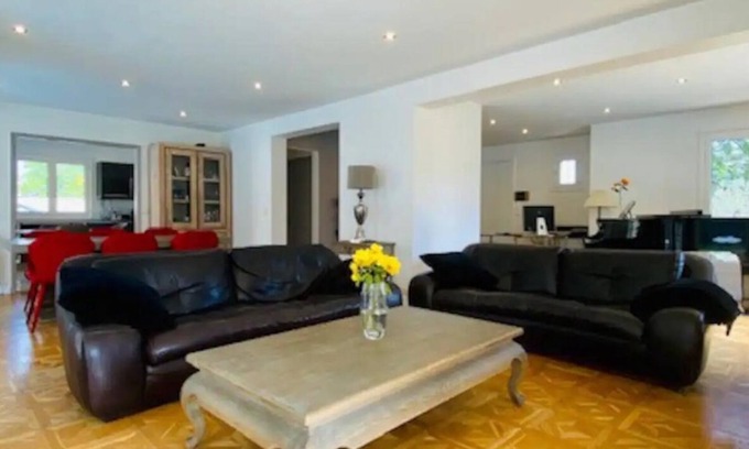Saint-Nom-la-Breteche Villa | 6 Bedroom Villa in Saint-Nom-la-BretÃ¨che