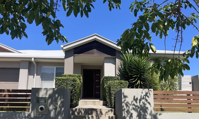 Gold Coast House | 6 bedroom holiday home, pool, 3 bathrooms, game rooms, theatre
