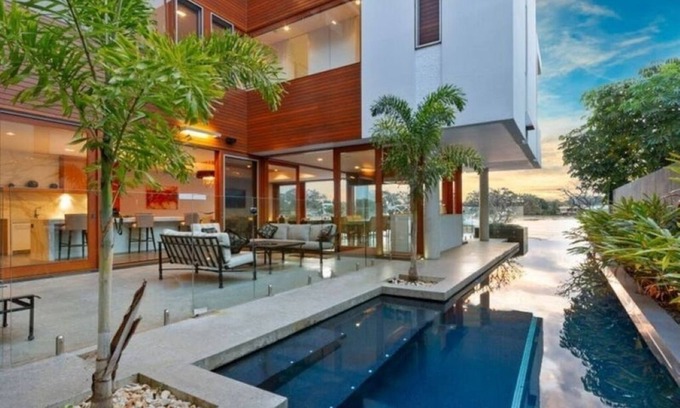 Surfers Paradise House | 6 Bedroom Waterfront Masterpiece