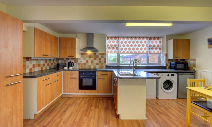 Skegby House | 6 Bedrooms, sleeps up to 16, parking, space & comfort, contractors or families