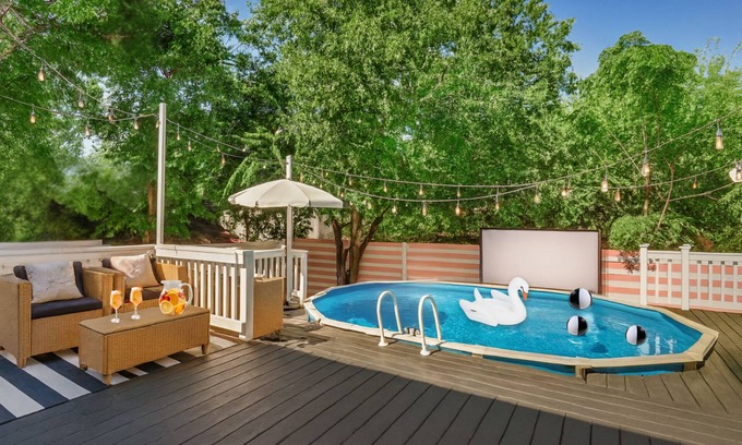 Government Hill House | 6 Bedrooms l 1 mi to Alamo + Riverwalk l Private Pool l Family + Pet Friendly