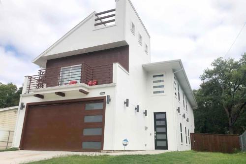 West Dallas Villa | 6 BR Big Dallas Home w HOT TUB , FIRE PIT & Basketballhoop