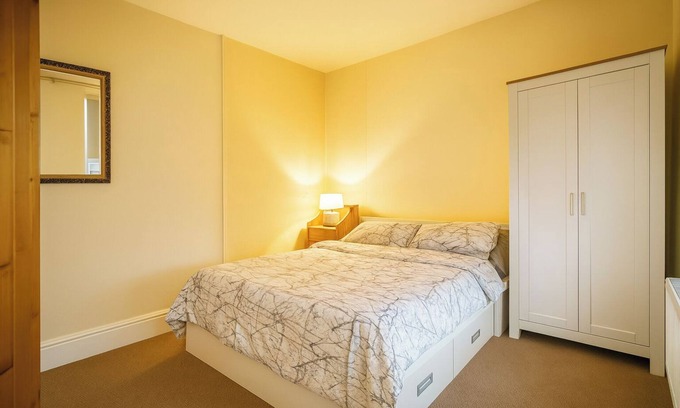 Newton Apartment | 6 Guests-Free Public Parking-5 Min to Beach