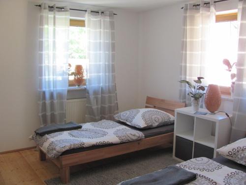 Unterallgau House | #6 Helles sonniges Zimmer mit 2 Betten,Sofa W-Lan frei Airport nah gelegen mit WG Bad