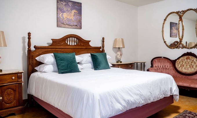 Brenham Apartment | #6: King Suite on 73 acres - Horse Oasis -12bd Inn - Brenham -10min to Round Top