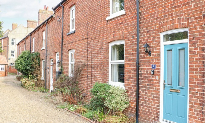 East Runton Cottage | 6 MELINDA COTTAGE, family friendly, with a garden in East Runton