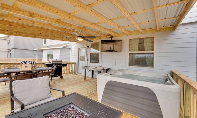 West San Antonio House | 6 Mi to Lackland AFB: Hot Tub, Pool & Game Room!