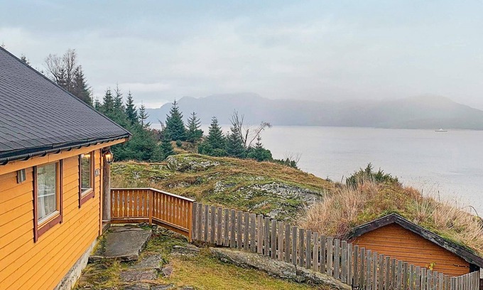 Gulen Municipality House | 6 person holiday home in Brekke